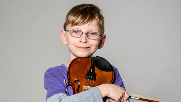 Lucas ist Schüler der Gemeinschaftsschule Campus Efeuweg und erlernt beim Musikprojekt "Don't Stop the Music" Geige zu spielen. | Rechte: ZDF/Christoph Assmann