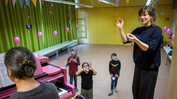 Chorleiter Fausto Fungaroli und Gesangslehrerin Maren Jule Kling begleiten die Schüler der Gemeinschaftsschule Campus Efeuweg auf ihrem musikalischen Weg. | Rechte: ZDF/Oliver Ziebe