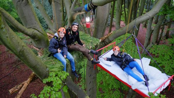 Tommy lädt Leopold und Laura zu einer Nacht auf einem Baum in 11 Meter Höhe ein. Wer der beiden wird wohl im warmen Bett schlafen dürfen? Das entscheidet vorher der Wettkampf. | Rechte: ZDF/Salim Butt