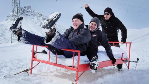 Tommy, Leopold und Kenneth auf dem "Draußen schlafen"-Bett im Schnee | Rechte: ZDF