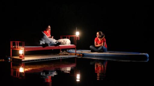 Die Nacht legt sich über den Schlafplatz auf dem Wasser