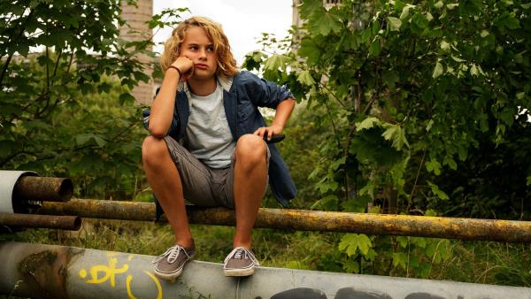 Moritz (Michael Sommerer) ist enttäuscht. Sein Vater nimmt sich keine Zeit, ihm bei dem öden Schulprojekt zu helfen. | Rechte: ZDF/Conny Klein