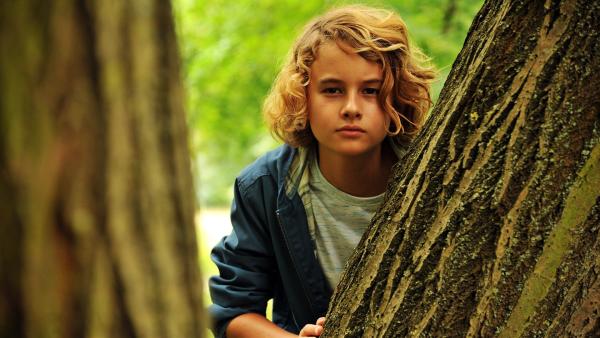 Moritz (Michael Sommerer) macht im Wald eine unerwartete, aber großartige Entdeckung. | Rechte: ZDF/Conny Klein