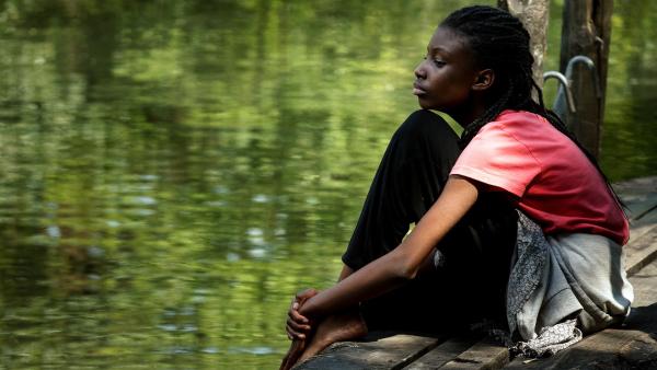Aminata (Jodyna Basombo) hat Angst vor Wasser, seit sie ihre Mutter bei der Flucht über das Meer verloren hat. | Rechte: ZDF/Conny Klein