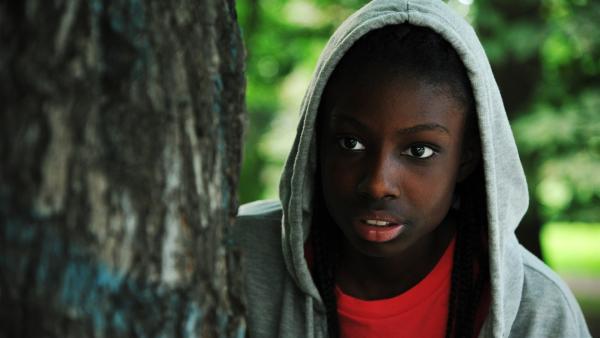 Aminata (Jodyna Basombo) verfolgt ihren großen Bruder um herauszufinden, ob er kriminelle Geschäfte macht. Sie hat Angst, deswegen mit der Familie aus Deutschland abgeschoben zu werden. | Rechte: ZDF/Conny Klein