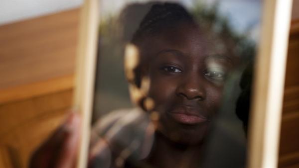 Aminata (Jodyna Basombo) trauert um ihre Mutter, die sie bei der Flucht übers Meer verloren hat. | Rechte: ZDF/Conny Klein