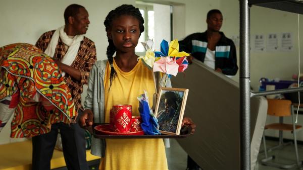 Aminata (Jodyna Basombo) trauert um ihre Mutter, die sie auf der Flucht aus der Heimat verloren hat. | Rechte: ZDF/Conny Klein