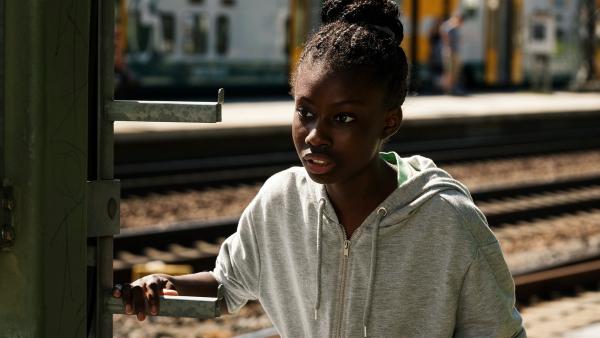 Aminata (Jodyna Basombo) verfolgt ihren großen Bruder um herauszufinden, ob er kriminelle Geschäfte macht. Sie hat Angst, deswegen mit der Familie aus Deutschland abgeschoben zu werden. | Rechte: ZDF/Conny Klein