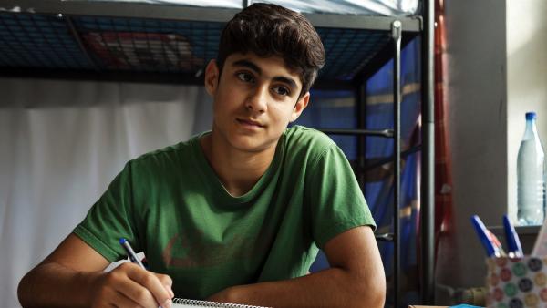 Yassir (Julius Göze) hat Sehnsucht nach seiner Mutter, die in der Heimat in Syrien geblieben ist. | Rechte: ZDF/Conny Klein