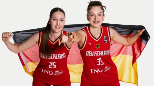 Ella und Lilli im Deutschlandtrikot