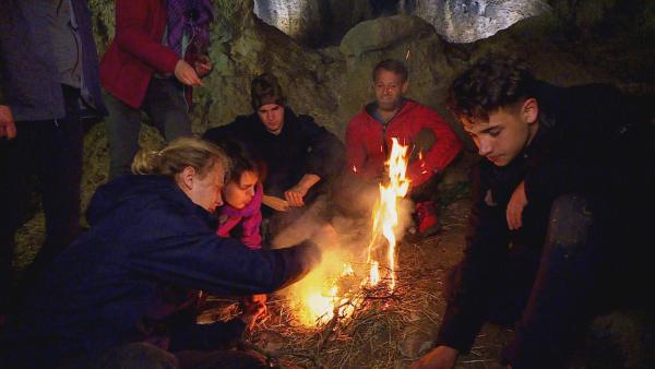 Wildniscoach Tobi bringt dem Team bei, nach Steinzeitart Feuer zu machen. | Rechte: hr/E+U TV Film- und Fernsehproduktion