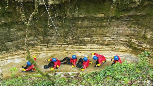 Alle sechs rutschen einen Canyon herunter.