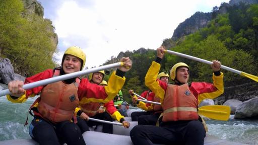 Raften auf dem wilden Fluss. Das wird aufregend!