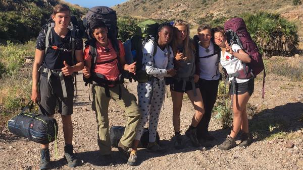 Die sechs Abenteurer durchwandern die Wildnis der südspanischen Sierra Nevada. Das ist ganz schön anstrengend. | Rechte: hr/E+U TV Film- und Fernsehproduktion