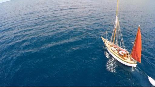 Vom Hafen geht es auf einem historischen Segelschiff zur Insel.