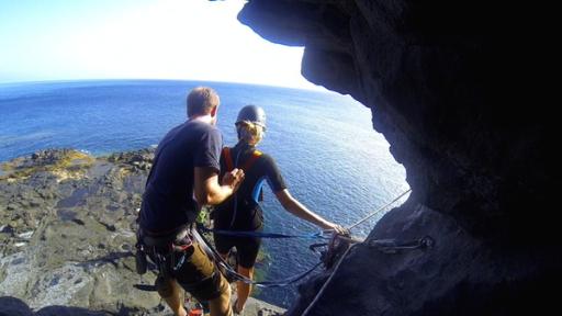 Teilnehmerin mit Coach Tobi an der Klippe