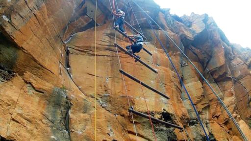 Um aus der Schlucht ins letzte Camp zu kommen, müssen alle sechs über eine Riesenleiter eine sehr steile Felswand hinauf klettern.