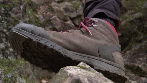 Ein knöchelhoher Wanderschuh auf einem Stein