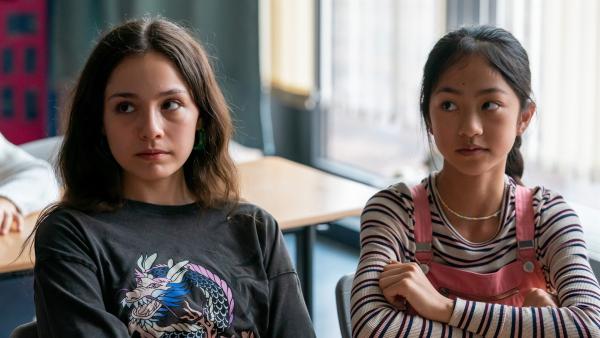 Leyla (Aleyna Ku?, l.) und Alicia (Nhung Bao Ngoc Le, r.) planen in einem Cliquen-Zimmer auf der Klassenfahrt zu übernachten. Wer soll alles dabei sein? | Rechte: ZDF/Oliver Feist