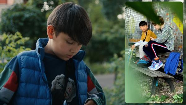 Noah (Hauke Tài Hoàng) entdeckt ein Video auf seinem Handy. Die Mädels-Crew hat es veröffentlicht - aus Rache für den im Klo versenkten Schuh von Celina. Noah und Kian (Eddie Scharenberg) wurden heimlich gefilmt, als Kian seinen selbstgeschriebenen Rap gesungen hat. | Rechte: ZDF/StudioZentral