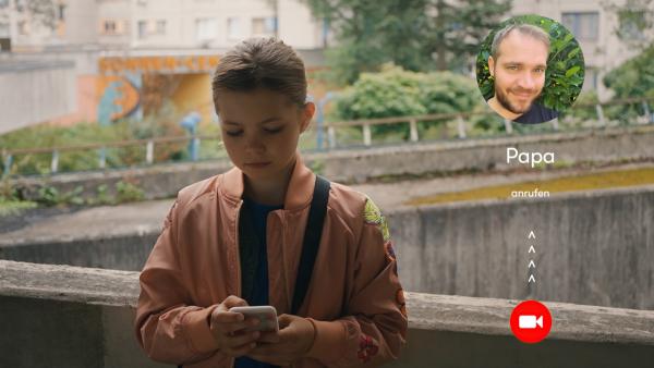 Celina (Lia Kahtin) ist traurig und ruft ihren Vater (Patrick Heinrich) an, der wegen Steuerhinterziehung im Gefängnis sitzt. Sie vermisst ihn, das alte Haus, einfach das ganze alte Leben. | Rechte: ZDF/Studio Zentral