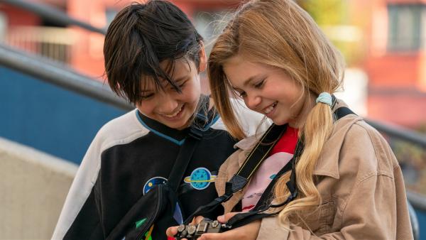 Celina (Lia Kahtin) hat mit der Kamera vom Vater, die er ihr geschenkt hat, coole Fotos von Noah (Hauke Tài Hoàng) gemacht. Noah gefallen die Fotos. | Rechte: ZDF/Oliver Feist