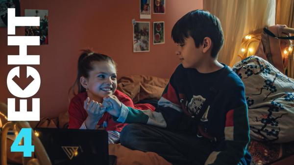 Celina (links) liegt auf ihrem Bett, Noah sitzt rechts neben ihr. Die beiden geben sich ein Versprechen, das sie mit dem Verkreuzen ihrer kleinen Finger besiegeln. | Rechte: ZDF