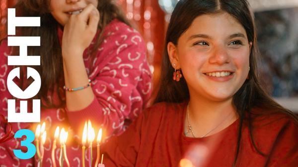 Zerda pustet die Kerzen auf ihrer Geburtstagstorte aus | Rechte: ZDF