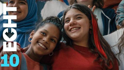 Beim Klassenfoto stehen Mia und Leyla glücklich nebeneinander