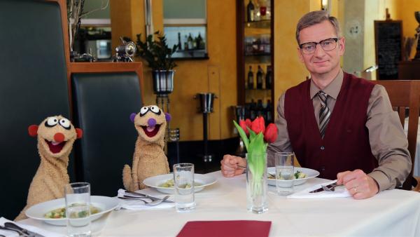 Jan & Henry werden vom Kommissar (Michael Kessler) in ein Restaurant eingeladen. Dort ereignen sich seltsame Dinge. | Rechte: NDR/bigSmile