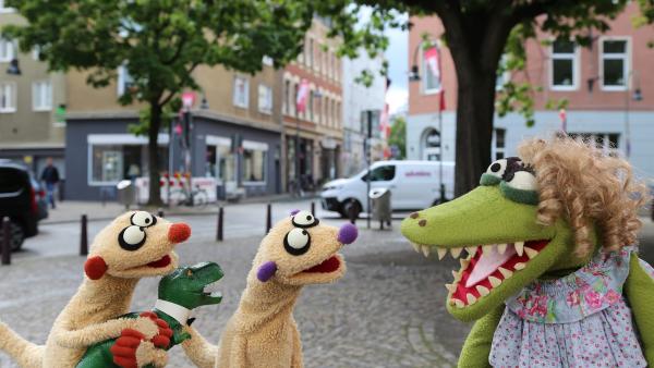 Krokodella ist neidisch auf das Geschenk von Jan & Henry | Rechte: NDR/bigSmile