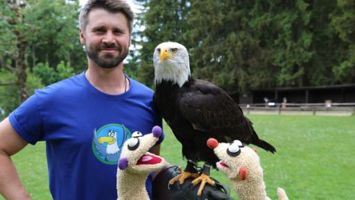 Folge 71: Die Erdmännchen treffen einen Vogeltrainer (Thore Schölermann) mit seinem Adler