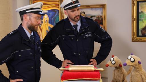 Jan & Henry mit Polizisten im Museum