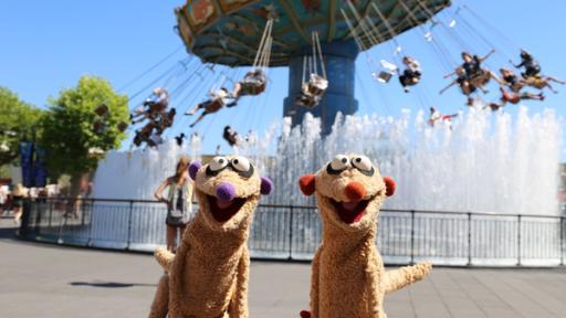 Jan & Henry auf dem Jahrmarkt vor einem Karussell 