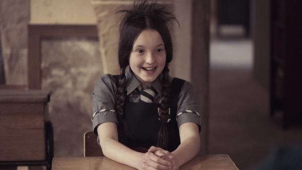 Mildred (Bella Ramsey) ist froh, dass die Rundhaarbürste nicht mehr in ihren Haaren festhängt. Doch wünscht sie sich, dass die kurzen Haare schnell wieder nachwachsen. | Rechte: ZDF/James Stack/BBC/ZDF Enterprises