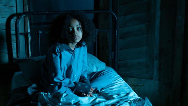 Azura Mond (Luciana Akpobaro), eine nicht-magische Erstklässlerin, hat Angst alleine in ihrem Zimmer auf Graustein und schläft schlecht. Darum mischt sie sich einen Zauber, der ihre Ängste vertreiben soll. | Rechte: ZDF/James Stack