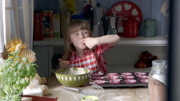 Elsa (Maya Anna Hansen Frølich) backt Muffins. | Rechte: KiKA/NRK/Christine Heitmann