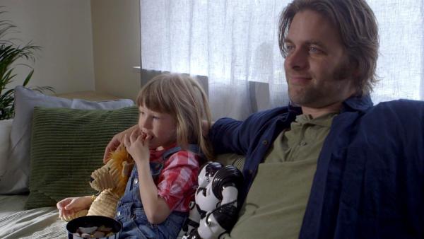 An jedem Samstagnachmittag schauen sie gemeinsam fern und genießen die Süßigkeiten. | Rechte: KiKA/NRK/Christine Heitmann