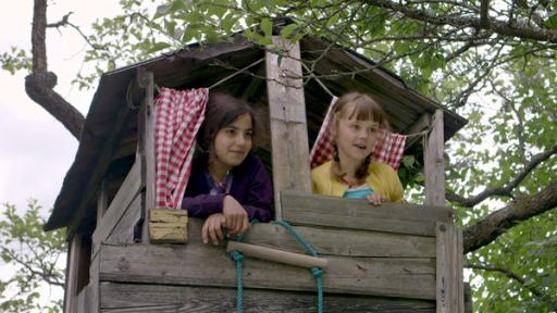 Agnes (re., Synne Asplund) und Lilly (li., Kaja Noor) lassen Elsa nicht ins Baumhaus.