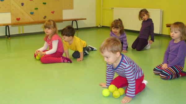 Kinder mit dem Ball