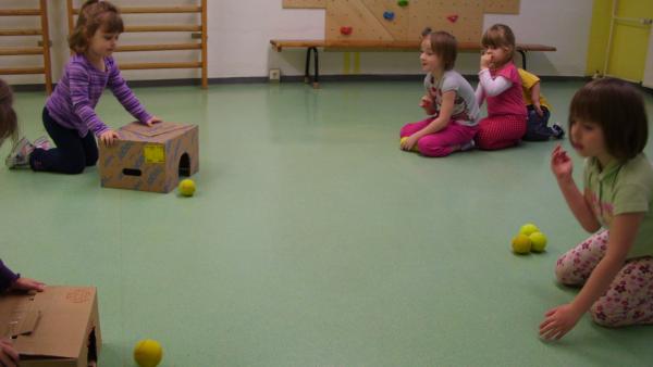 Kinder beim spielen des Spiels "Bälle im Tor"