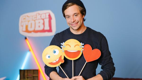 Tobi mit drei Emojis in der Checker-Bude