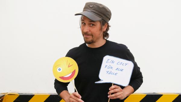 Checkpoint-Moderator Tommy Scheel mit Emojis in den Händen