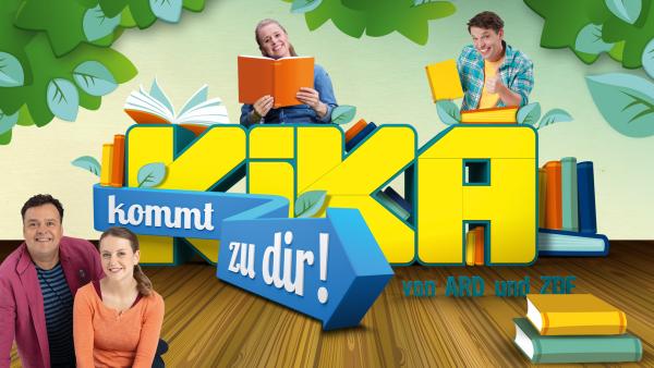 Auf der Grafik ist der Schriftzug "KiKA kommt zu dir!" mittig zu sehen, eingerahmt von Blättern und Büchern. Juri und Singa sind oberhalb der Logos mit Büchern abgebildet, Christian und Annie sind am Bildrand links unten nebeneinander zu sehen.