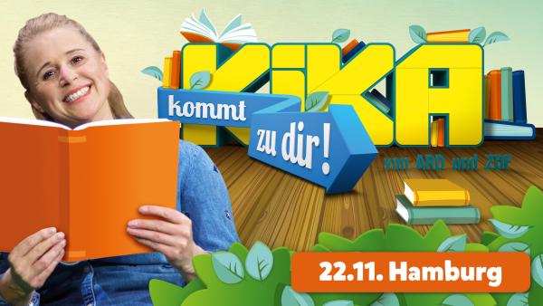 Auf der Grafik ist der Schriftzug "KiKA kommt zu dir!" zu sehen. Rechts unten steht der Termin für die Vorlesezeit mit Singa: 22.11. in Hamburg. Singa ist links im Bild zu sehen, sie lächelt und hält ein Buch in den Händen.