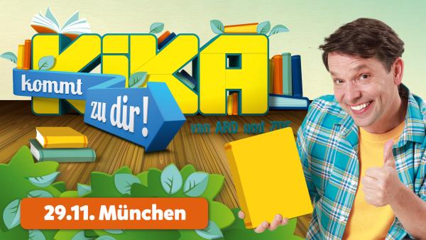 Auf der Grafik ist der Schriftzug "KiKA kommt zu dir!" zu sehen. Links unten steht der Termin für die Vorlesezeitt mit Juri: 29.11. in München. Juri ist rechts im Bild zu sehen, er hält ein Buch in den Händen, sein Daumen zeugt nach oben.