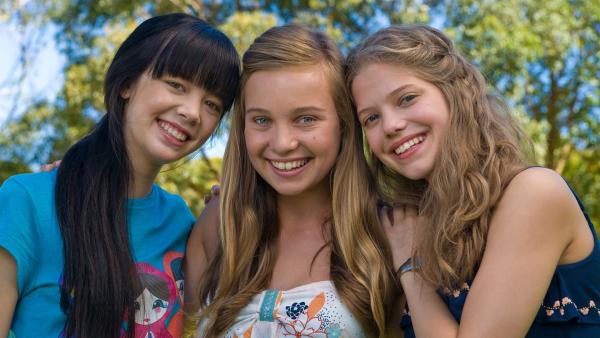 Drei unzertrennliche Freunde - Jackie (Charlotte Nicdao, li.), Ally (Marny Kennedy, Mi.) und Emma (Sophie Karbjinski, re.) | Rechte: NDR/Southern Star