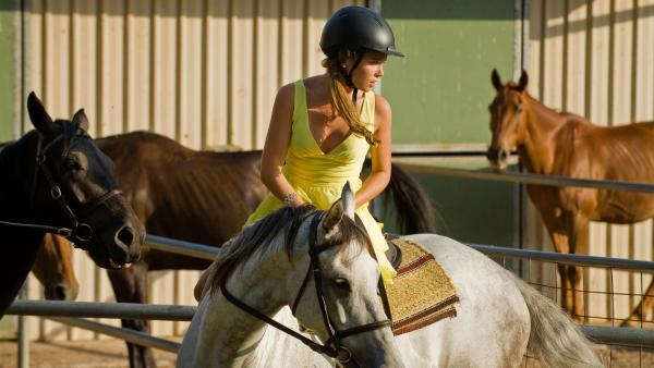 Fertig gestylt für den Schulball, muss Ally (Marny Kennedy) erst noch schnell ein entlaufenes Pferd einfangen. | Rechte: NDR/Southern Star