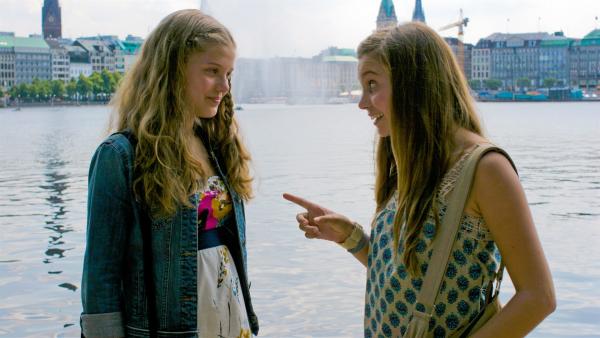 Emma (Sophie Karbjinski, li.) und Ally (Marny Kennedy, re.) hecken einen Plan aus, wie sie Jackie am besten helfen können. | Rechte: NDR/Southern Star