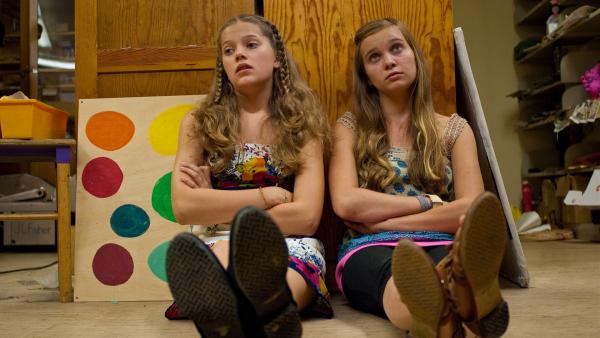 Emma (Sophie Karbjinski, li.) und Ally (Marny Kennedy, re.) merken, dass es nichts zu lachen gibt, wenn man im Abstellraum der Schule eingesperrt ist. | Rechte: NDR/Southern Star